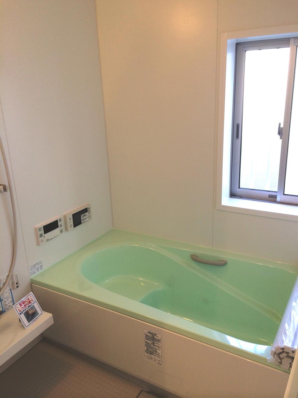 Bathroom.  [1 Building] Spacious bathroom with bathroom TV. Double heat insulation structure that does not escape the warmth in the warm bath. So hard cold, For fired number of times also to reduce, High fever costs can also be reduced. (November 2013) Shooting