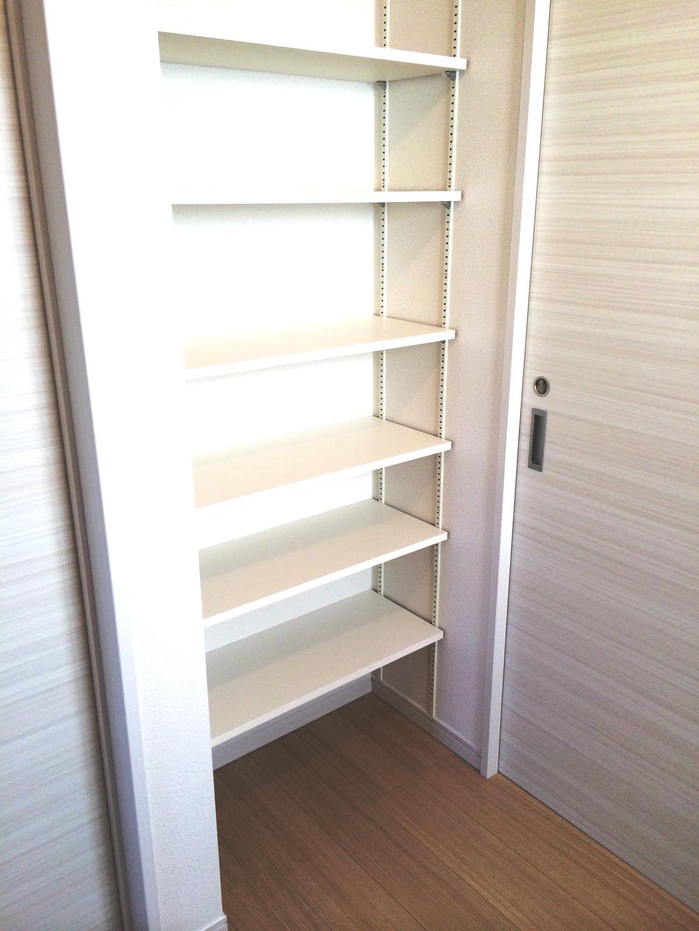 Wash basin, toilet.  [1 Building] Housing the towel and change of clothes. Because of the movable shelf, Freely depending on how. (November 2013) Shooting