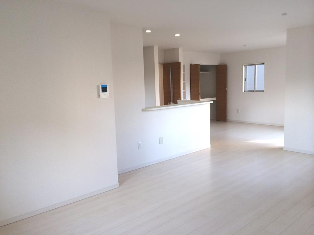 Living.  [Building 3] Together with the kids living, About 23.5 Pledge. Kids living room Mimamoreru while the housework the situation of children. There is also a storage that can you clean up, Also possible in the future to a private room by partition. (November 2013) Shooting