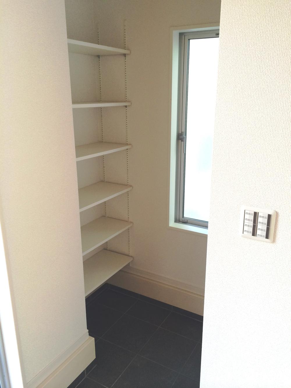 Entrance.  [Building 3] Entrance cloak ・  ・ Stroller and outdoor adjacent to the entrance ・ Gardening supplies Maeru storage. Since the dirt floor space rain of sunrise entering also not worried. (November 2013) Shooting