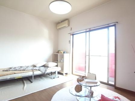 Living and room. model room * Furniture is not attached