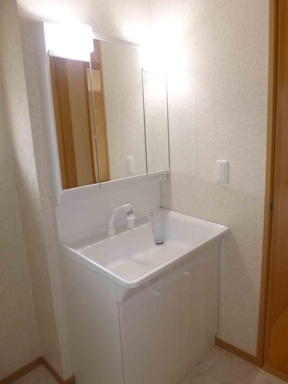 Wash basin, toilet. Example of construction