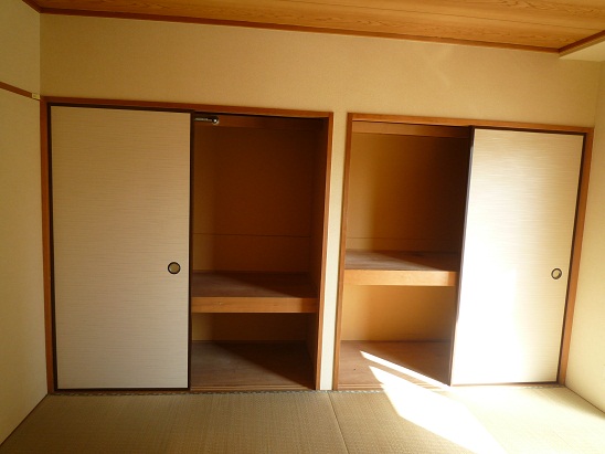 Receipt. Closet storage lot in the Japanese-style room