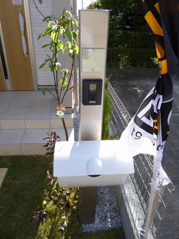 Entrance. Example of construction. Corner posts