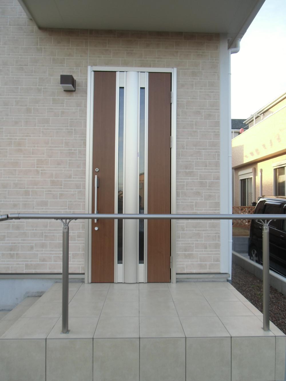 Entrance. Example of construction. Excellent is the double lock of dimple key to picking measures