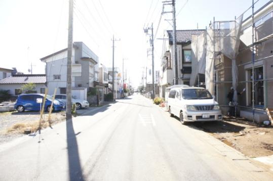 Local photos, including front road. Frontal road