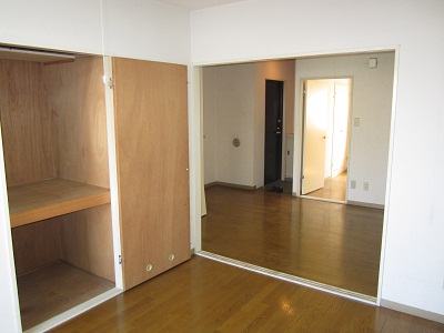 Living and room. It is a Western-style room of the veranda side! Give air conditioning in here or Japanese-style room