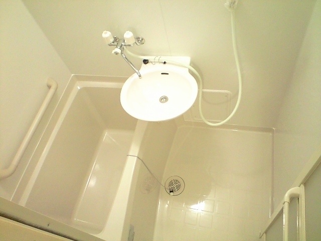 Bath. Spacious bathing