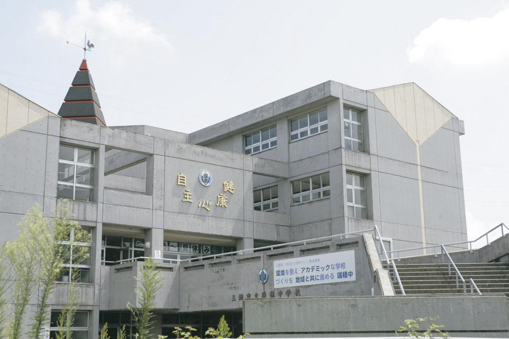 Junior high school. If Municipal Mizuho 290m distance of a 4-minute walk to the junior high school, Easy commute is. Local neighborhood is a good location for commercial facilities and public facilities are complete well-balanced. 