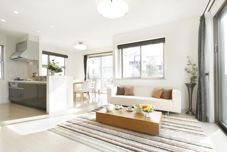 Living. Was taking advantage of the 200 sq m more than the site, Living space of the room. The large space of about 23.7 tatami Taken togetherese-style corner adjacent to the living room. Sunshine is good feeling plenty of cramping (sale Models House)