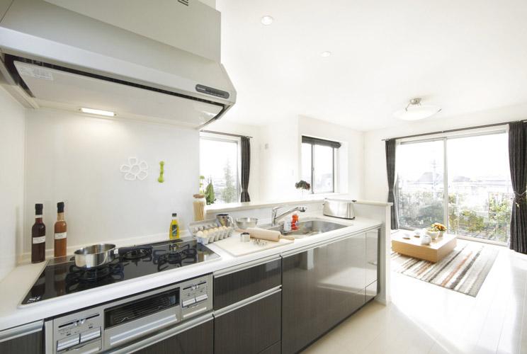 Kitchen. About 3.8 tatami popularity of face-to-face kitchen. Is glad can cook while aligning the family and guests and face. Low noise sink, Soft-close slides storage, Hyper-glass coat stove, etc., Equipped with advanced equipment (sale Models House)