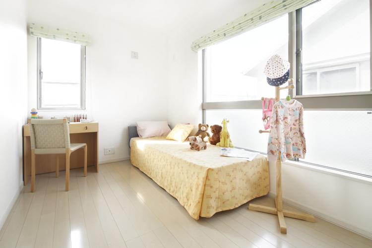 Non-living room. About 5 tatami of Western-style two-sided lighting, Because one side of the window of the wide span, The room is filling in sunlight. For free Wall Specifications, By family structure, Removing the wall (paid), it is also possible to use a wide space by (sale Models House)