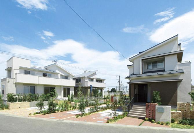 Sale already cityscape photo. The wide next to Building interval, Open feeling full of streets. You can enjoy the outdoor life in a broad garden. Also, Guards reside in the Club House, Peace of mind in the town security of 24-hour-a-day (local streets, July 2013 shooting)