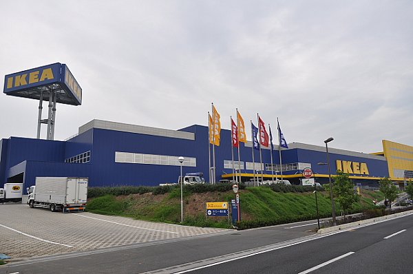 Shopping centre. IKEYA until the (shopping center) 1900m