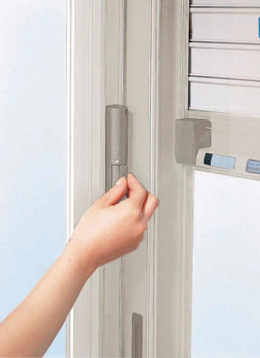 Security equipment. It can be opened and closed without opening the window, It has adopted a superior electric type to crime prevention.  ※ Adopted on the first floor hockey out window. 