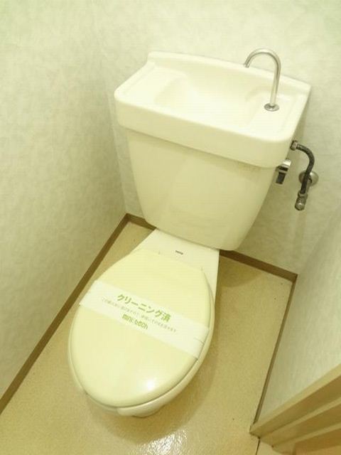 Toilet. Day-to-day life around the water is when it is beautiful will be refreshing.