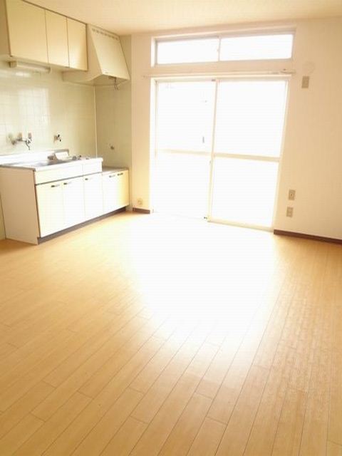 Living and room. Bright living room spacious 10 Pledge.