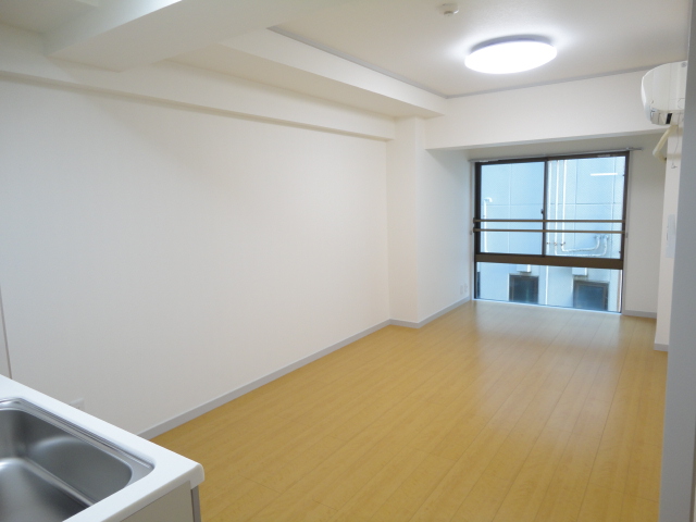 Living and room. Flooring (cushion floor) ・ Wallpaper Chokawa