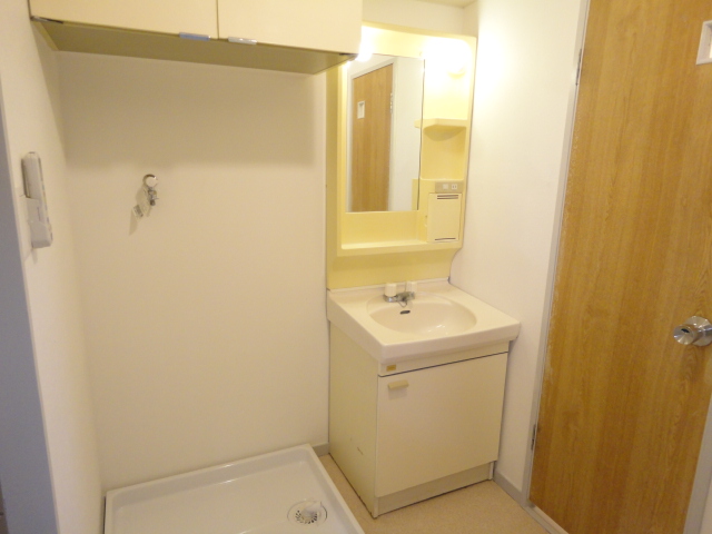 Washroom. Independent wash basin ・ Washing machine in the room