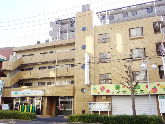 Building appearance. Since the straight from the South Exit Misato Station, Streets at night is also bright and peace of mind