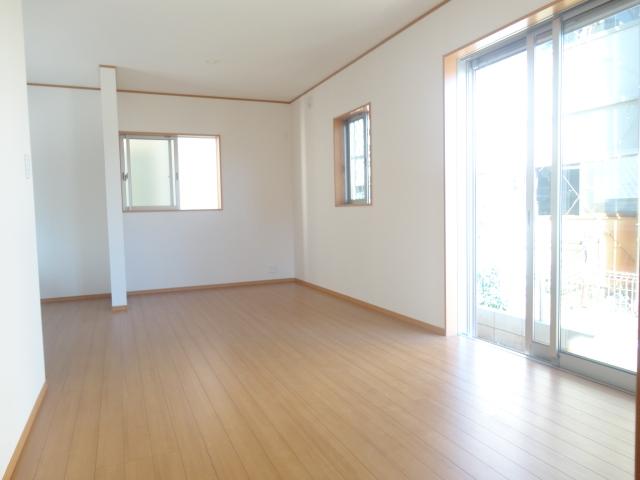 Same specifications photos (living). Same specification type