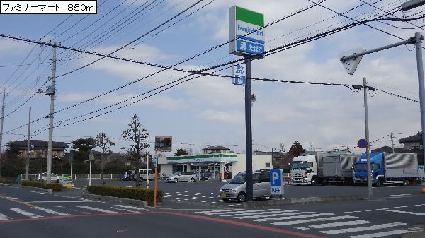 Convenience store. 850m to Family Mart (convenience store)