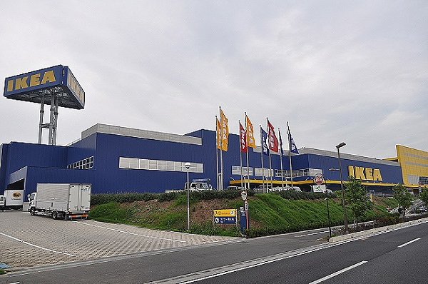 Shopping centre. 2300m to IKEA (shopping center)