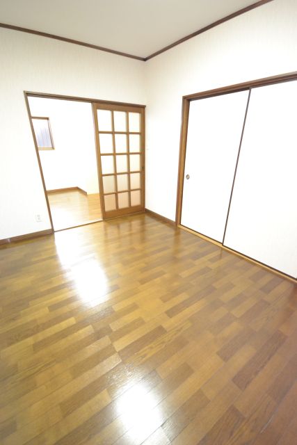 Living and room. Western-style 6 Pledge