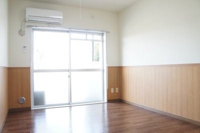 Living and room. Air-conditioned Western-style 6 quires