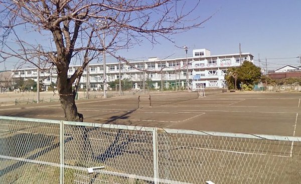 Junior high school. 2700m to the south junior high school (junior high school)