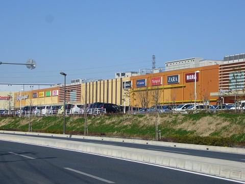 Shopping centre. JR Misato Station 14 mins, Distance of 2 minutes also car until LaLaport Shinmisato. 