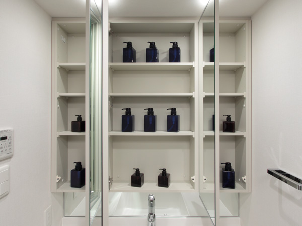 Bathing-wash room.  [Three-sided mirror back storage] You can also tidy fine thing.