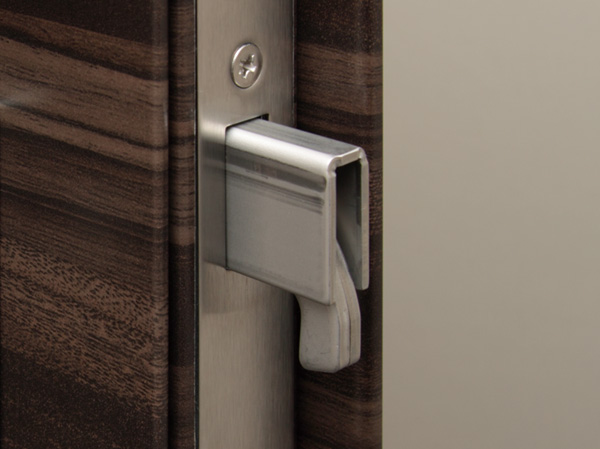 Security.  [Sickle dead lock] As illegal prying measures by the bar, etc., Dead bolt part has adopted a sickle dead lock to lock the door firmly to jump out to sickle. (Same specifications)