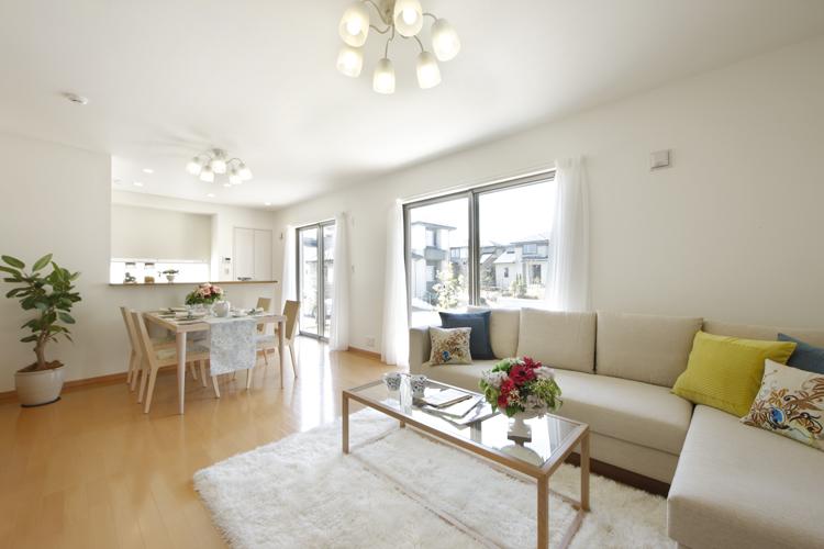 Model house photo. The southwest-facing large windows of which is provided in two places, Room shine in is plenty of sunshine is very bright. Dining from the kitchen ・ Living room and Japanese-style room, Children also eyes reach happy design playing in the large garden (15 Building model house)