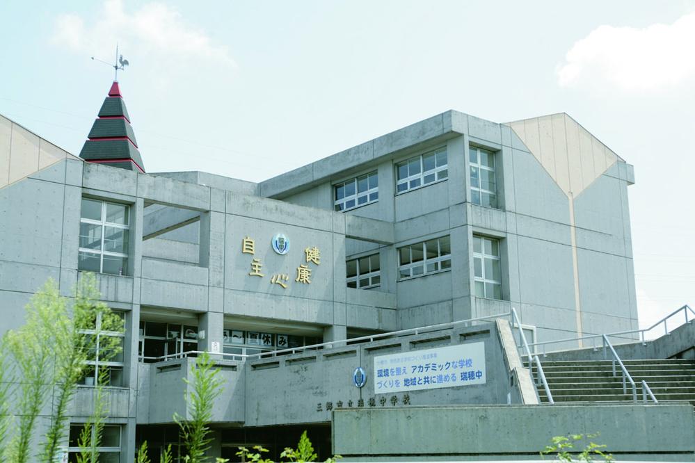 Junior high school. 4 minutes walk to the 260m junior high school until the Municipal Mizuho Junior High School. Easy commute is, Family also safe return of the club is slowed. Likely to deepen even friendship with friends. 