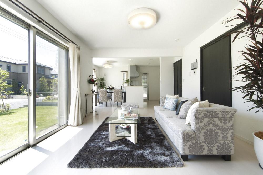 Model house photo. It was laid to south the whole room, Mansion of the corner lot with views of the camphor tree park. Lead from about 18.3 tatami spacious LDK and living, Kakemawareru wider lawn garden. Likely to excited just thinking how to use (38 Building model house)