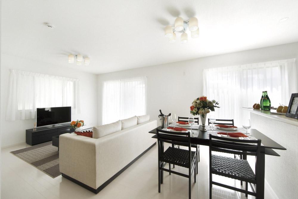 Living. And a large garden of enough children and catch the ball, Ittaku open feeling full by the corner lot. The three-sided lighting, Room provide a comfortable space that wind is filled with light to pass through (63 Building model house)