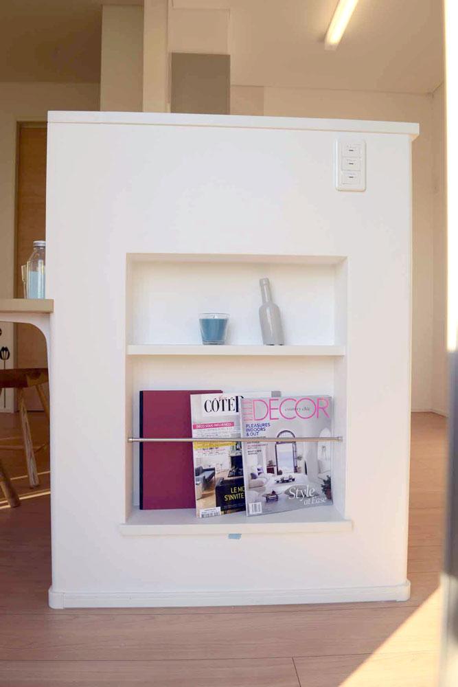 Other Equipment. Magazines and newspapers is on the side of the kitchen counter, We established the "show storage" Okeru got together and recipe book. 