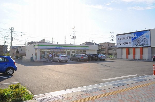 Convenience store. 300m to Family Mart (convenience store)
