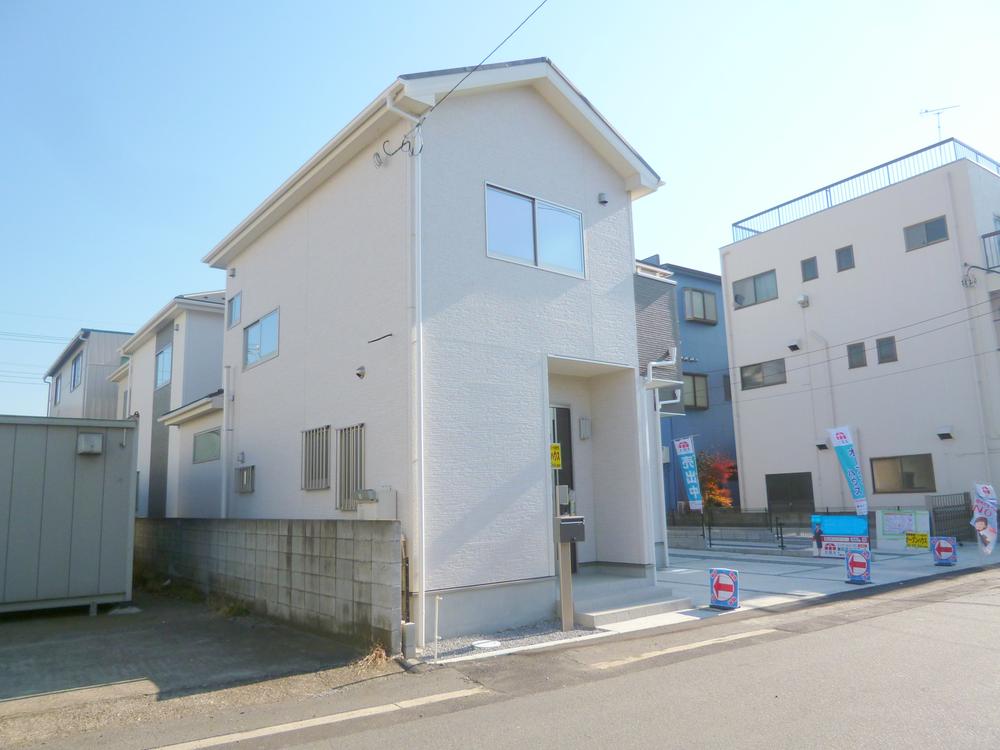 Local photos, including front road. Local (12 May 2013) Shooting