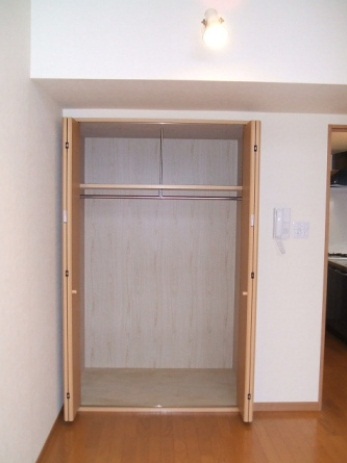 Receipt. Storage space with depth