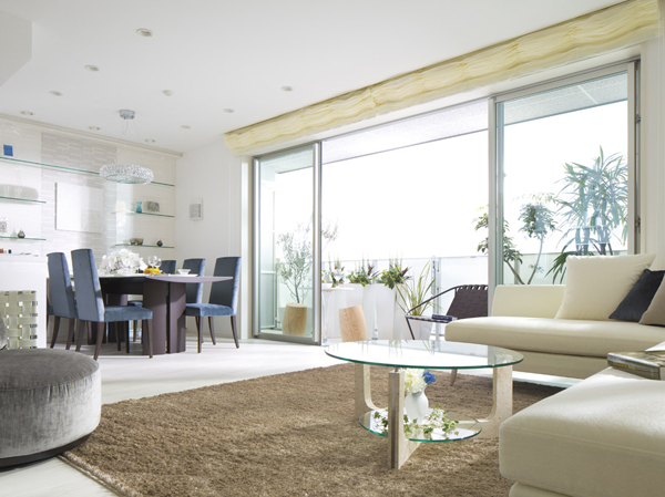 Living.  [living ・ dining] To about 17.5 tatami mats of living dining without beam, It is sun-drenched from high sash, There is a feeling of openness as a part of the Interior. While sieve arm to cooking in the kitchen, Living and dining, And the family relaxing on the balcony, Always is a pleasant space, coupled with a smile. (Model Room A type menu 2, Including some paid options ・ Application deadline Yes)