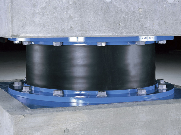Building structure.  [To reduce the seismic energy, Seismic isolation system] The seismic isolation devices are stacked alternately to "steel" and "rubber", Hard in the vertical direction, Adopt a laminated rubber with a soft nature in the horizontal direction. While supporting the weight of the building to reduce the energy of the earthquake transmitted to the building. (Same specifications)
