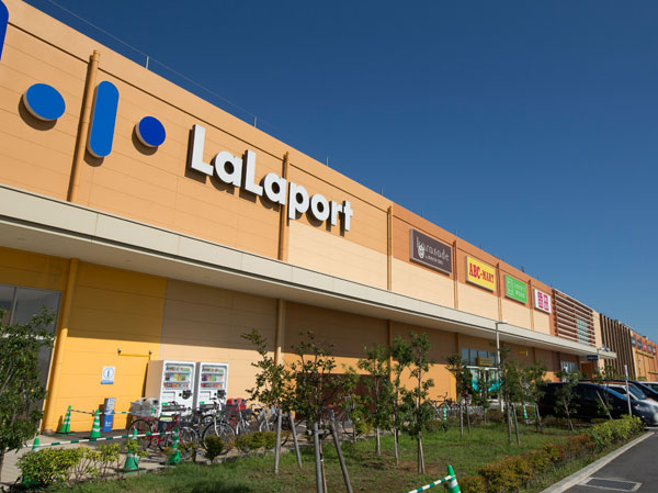 Surrounding environment. In front of the <Park Homes LaLa Shinmisato> is, "LaLaport Shinmisato (about 70m)" and "Costco Shinmisato warehouse store (about 440m).", There is a "IKEA Shinmisato (about 150m)" new town "Shinmisato LaLa City" with a total area of ​​510,000 sq m, which like to gather (Tokyo Dome 11 pieces), It is a convenient place every day of life. (LaLaport Shinmisato / About 70m ・ 1-minute walk)