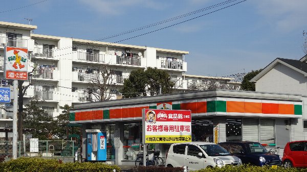 Convenience store. 850m until Thanksgiving (convenience store)