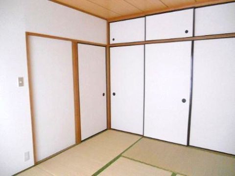 Other room space. Plenty of storage-to-ceiling! Relaxation of Japanese-style room
