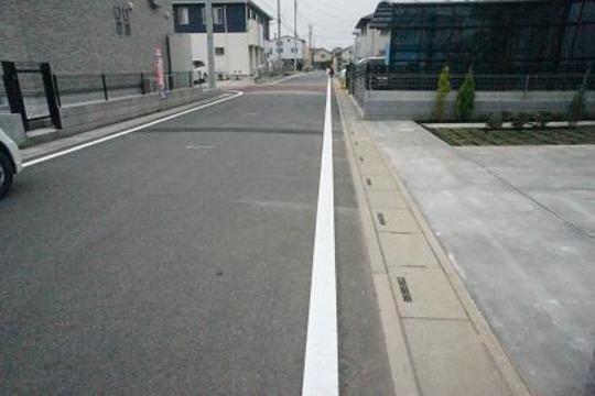 Local photos, including front road. Frontal road