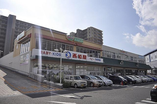 Shopping centre. Until the M's Town 1500m