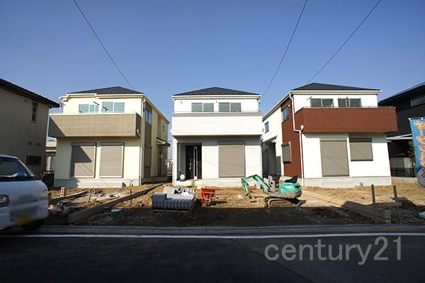 Local photos, including front road. Overall