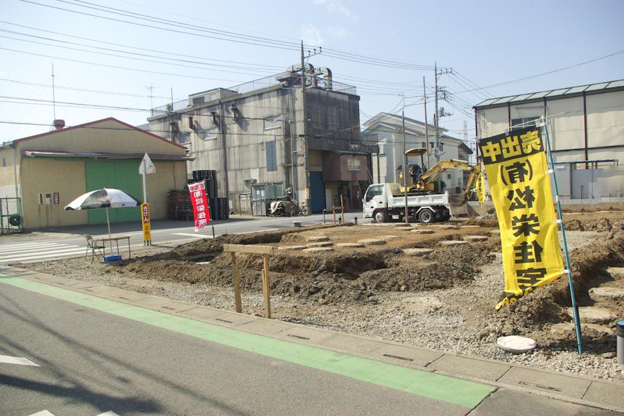 Local photos, including front road. Local (10 May 2013) Shooting